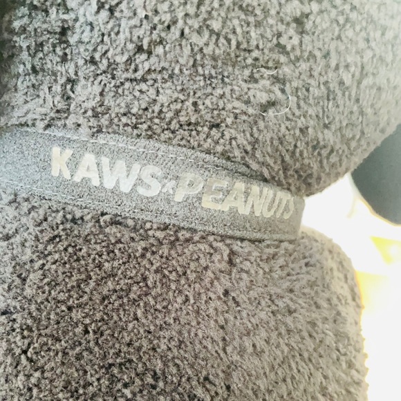 KAWS x Uniqlo x Peanuts - Picture 7 of 9